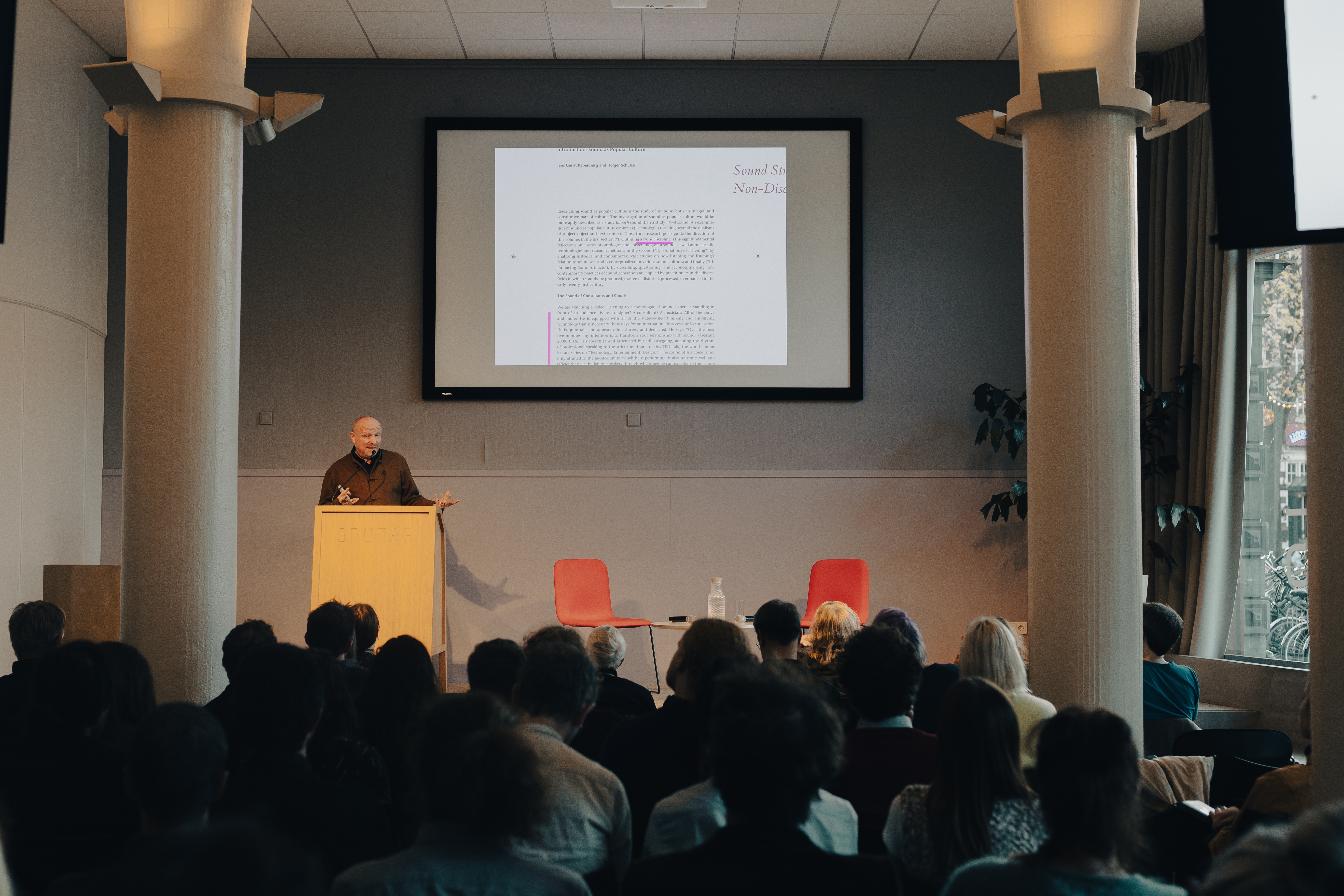 Holger Schulze Presenting
